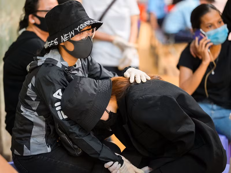 Nhã Phương gục khóc bên Ốc Thanh Vân trong đám tang Mai Phương. Ảnh: Zing