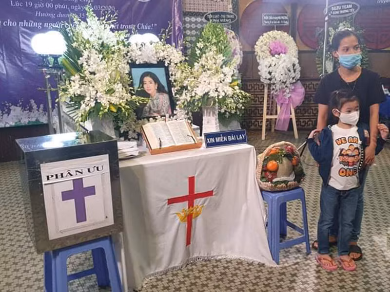 Lavie ngơ ngác trong đám tang của mẹ vì nghĩ mẹ lên thiên đường mấy ngày và không còn chịu những cơn đau của bệnh tật nữa. Ảnh: Vietnamnet