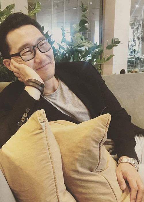 Daniel ban đầu không có triệu chứng gì nhưng khi bay về quê nhà Hawaii, anh bắt đầu thấy đau họng. Vì vậy, ngay khi về nhà, anh tự cách ly. Sau đó, vì có thêm nhiều triệu chứng, Daniel chủ động đi xét nghiệm.