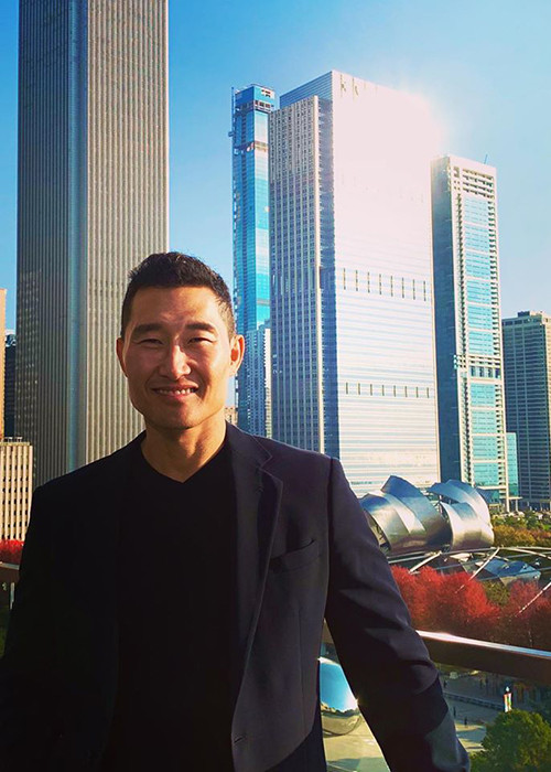 Daniel Dae Kim sinh năm 1968 tại Hàn Quốc. Năm 1 tuổi, anh cùng gia đình chuyển tới New York (Mỹ) sinh sống.