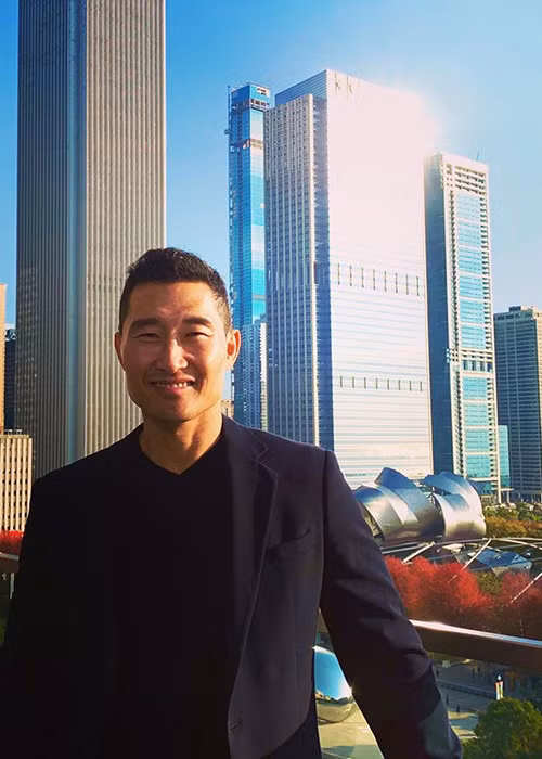 Daniel Dae Kim sinh năm 1968 tại Hàn Quốc. Năm 1 tuổi, anh cùng gia đình chuyển tới New York (Mỹ) sinh sống.