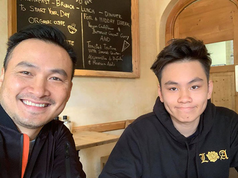 Gia Cát sinh năm 2001, sang Anh học tập từ năm 2019.