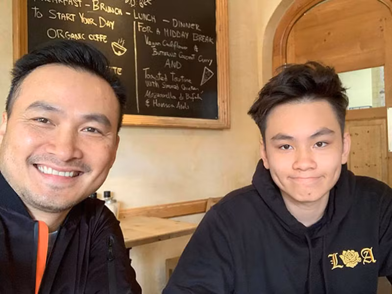 Gia Cát sinh năm 2001, sang Anh học tập từ năm 2019.