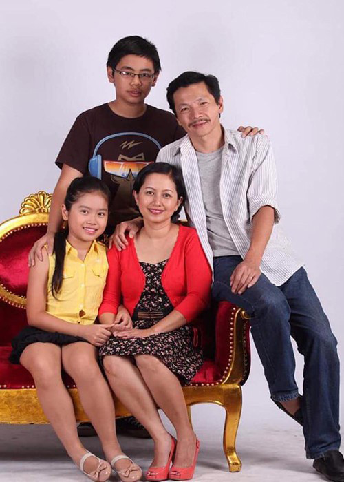 Anh nhắn nhủ con: ''Về nhà đi con! Bố mẹ mong con từng giờ. Ngày tiễn con đi đâu ngờ tới Covid-19 đang gieo rắc nỗi sợ lên bao người. Về nhanh con nhé, về đến Việt Nam là may rồi con ạ, nước mình phòng chống Covid-19 hiệu quả. Con chỉ cần tuân thủ cách ly 14 ngày rồi về ăn cơm cùng bố mẹ và em. Đừng ngại, cách ly là biện pháp cần thiết và hữu hiệu để bảo vệ mình và những người khác nữa. Ý thức cộng đồng tốt lúc này chính là biện pháp tốt nhất để tránh lây lan con nhé. Nhớ con nhiều".