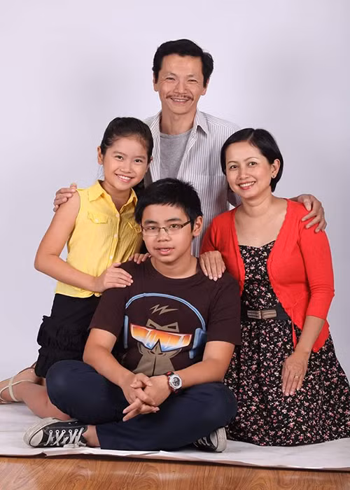 Chia sẻ với Vietnamnet, Trung Anh cho biết, con trai anh cố gắng lắm mới lo được vé để trở về nhà. Tuy nhiên các chuyến bay liên tục bị huỷ hoặc không bay về Việt Nam. Con trai anh bay thẳng từ Phần Lan về Bangkok (Thái Lan).