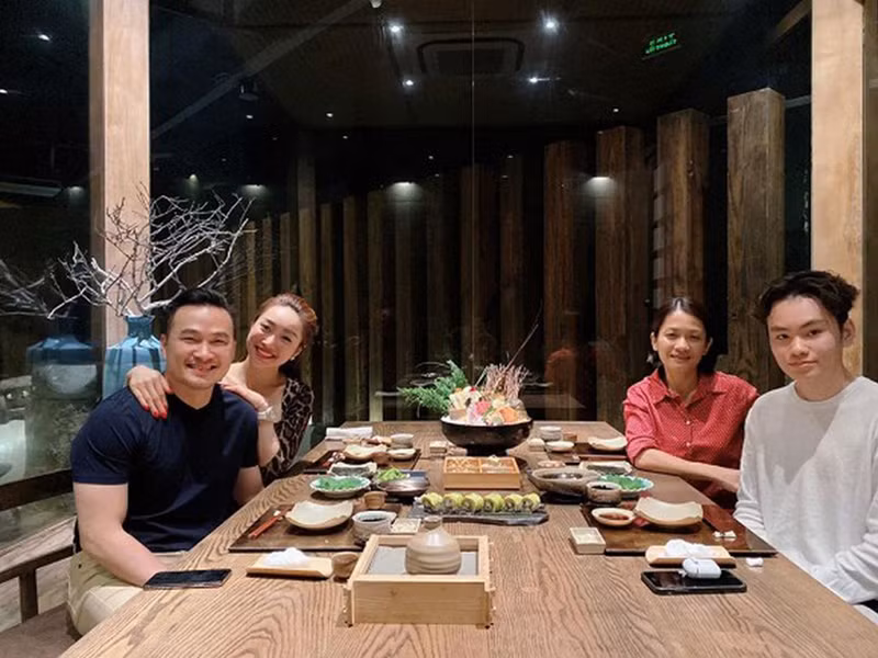 Trong cuộc trò chuyện với bạn bè, Chi Bảo nói con trai về đến Việt Nam nên anh yên tâm hơn. Dù vậy, nam diễn viên chia sẻ thêm con trai có lớn thì bậc làm cha mẹ cũng luôn lo lắng, nhất là ở thời điểm này.
