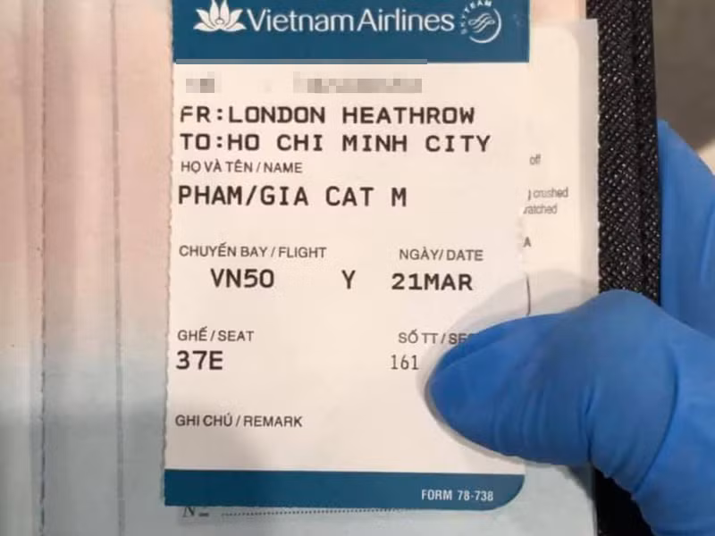 Nam diễn viên phim “Đồng tiền xương máu” cho biết, con trai đã đáp chuyến bay VN50 từ London (Anh) xuống Cần Thơ.