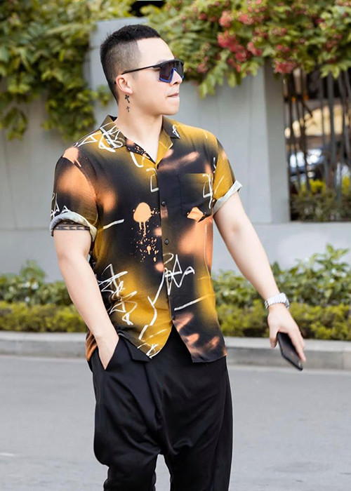 Giữa ồn ào vạ miệng với fan Kpop, Vũ Khắc Tiệp ngay lập tức lên tiếng: "Không ngờ vì những câu nói đùa vụng về với bạn bè lại đụng chạm đến nỗi đau quá lớn của 1 thế hệ trẻ. Chú xin lỗi các cháu nhé".