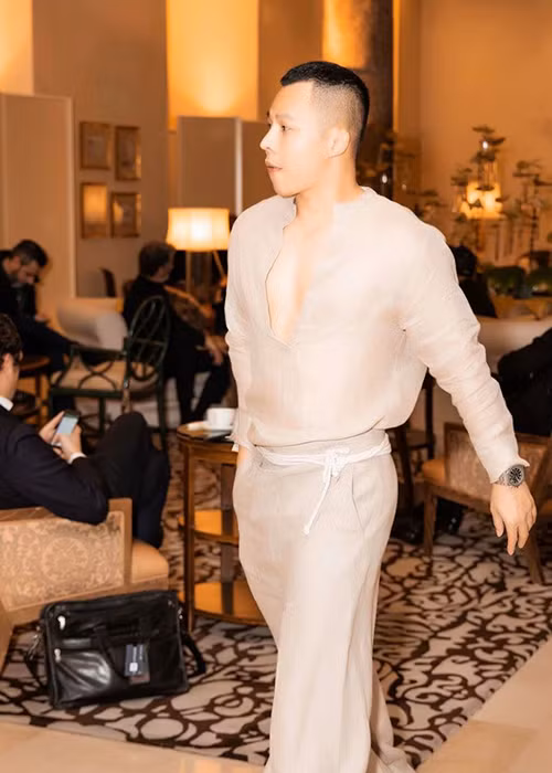 Tháng 12/2017, giữa vụ việc nam ca sĩ Jonghyun (SHINee) tự tử vì trầm cảm, Khắc Tiệp bị ném đá vì phản hồi bình luận của 1 người bạn trong một cuộc trò chuyện: "Sợ mất đồ lắm, làm ăn khó khăn mà mất đồ nữa thì lại rơi vào trầm cảm như những idol Hàn là chết".