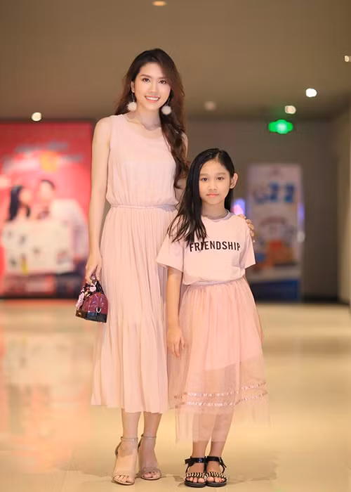 Bà xã của Minh Tiệp còn tôn trọng những sở thích của chồng như đi bar bởi cô cho rằng đó là niềm vui thư giãn, giải tỏa căng thẳng mệt mỏi của Minh Tiệp. Về phần mình, Minh Tiệp không thay đổi sở thích này nhưng số lần đi ít hơn.