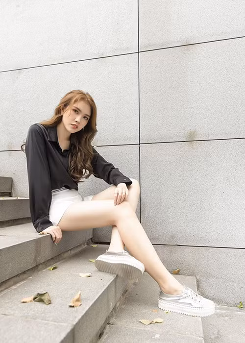 Thùy Dương kém Minh Tiệp 13 tuổi, từng lọt top 10 Hoa hậu Việt Nam 2010.