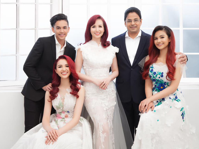 Con gái thứ hai của Diệu Hoa sắp bước vào kỳ thi tốt nghiệp đại học. "Nếu cháu về Việt Nam, múi giờ thay đổi, lịch học online cũng khó theo được. Khi vợ chồng tôi chưa đưa ý kiến, các con đã đề nghị được ở lại. Tôi tin các con mình và chấp nhận điều đó", Diệu Hoa nói.