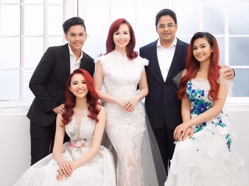 Con gái thứ hai của Diệu Hoa sắp bước vào kỳ thi tốt nghiệp đại học. "Nếu cháu về Việt Nam, múi giờ thay đổi, lịch học online cũng khó theo được. Khi vợ chồng tôi chưa đưa ý kiến, các con đã đề nghị được ở lại. Tôi tin các con mình và chấp nhận điều đó", Diệu Hoa nói.