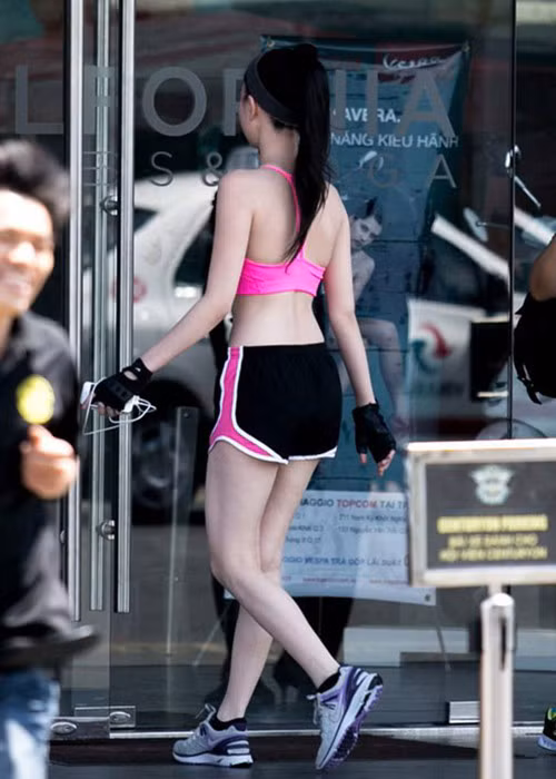 Ngọc Trinh khẳng định cô cao 1m70. Tuy nhiên, trước hình ảnh người đẹp bị chụp lén, một số khán giả khá thất vọng về chiều cao thực của cô. Ảnh: Một thế giới