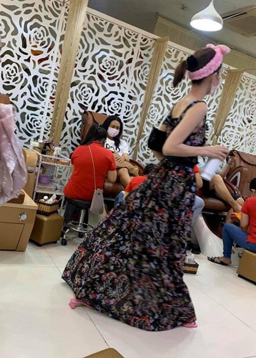 Qua bức ảnh bị chụp lén, "nữ hoàng nội y" để lộ vóc dáng gầy gò. Ảnh: Yeah1