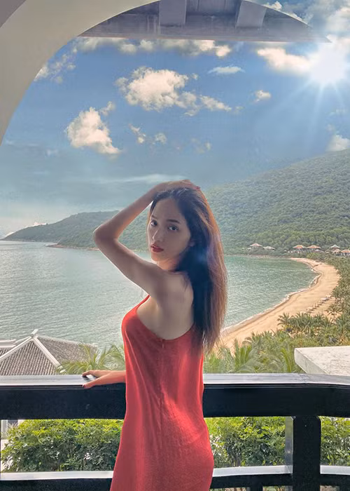 Nữ ca sĩ chuyển giới sở hữu vòng một gợi cảm dù vóc dáng khá mảnh mai.