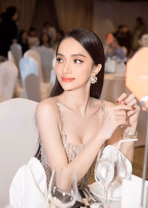 Người hâm mộ mong nàng hoa hậu sẽ chia sẻ nhiều hơn về chuyện tình cảm.