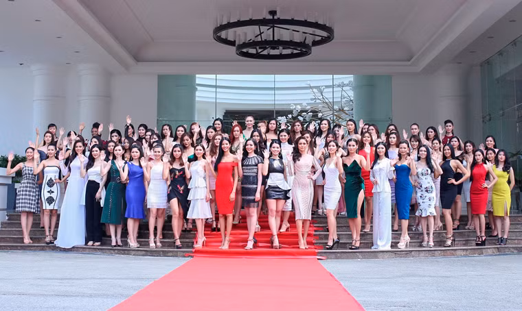 Sáng 10/9, vòng thi sơ tuyển, sơ khảo khu vực phía Nam Hoa hậu Hoàn vũ Việt Nam 2017 đã được tổ chức tại trung tâm hội nghị Grand Palace (TP.HCM) và sẽ kéo dài trong 2 ngày, ngày 10 và 11/9. Ngay buổi đầu tiên đã có rất đông thí sinh xinh đẹp từ khắp nơi đến dự thi.