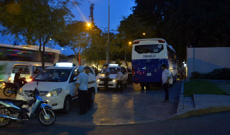 Trước khách sạn năm sao trên đường Tôn Đức Thắng, phường Bến Nghé, đoàn liên ngành phát hiện 6 ô tô đậu trên vỉa hè, trong đó có hai xe khách 50 chỗ. Lực lượng chức năng đã lập biên bản xử phạt 700.000 đồng mỗi trường hợp, đồng thời yêu cầu tài xế lái xe khỏi nơi vi phạm. "Mức phạt 700.000 tính ra còn nhẹ khi nhiều xe đậu trên vỉa hè cản lối đi bộ vừa phá nát cả gạch lát đường", ông Hải cho biết.