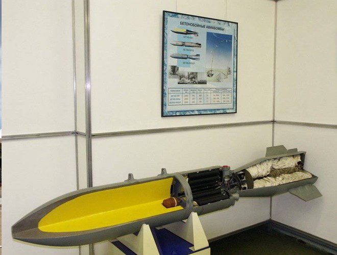 Bom mang theo phần chiến đấu (đầu đạn) xuyên phá nặng 380 kg trong đó có 77 kg thuốc nổ mạnh.