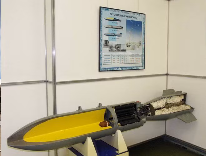 Bom mang theo phần chiến đấu (đầu đạn) xuyên phá nặng 380 kg trong đó có 77 kg thuốc nổ mạnh.