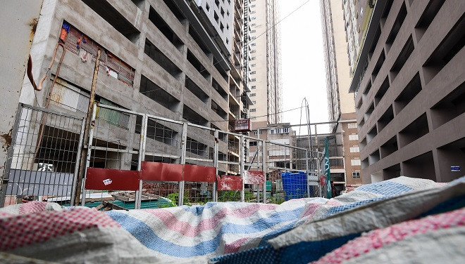 Đến ngày 14/2/2014, UBND TP Hà Nội đã có quyết định cho phép dự án chuyển từ thương mại sang làm nhà ở xã hội và chủ đầu tư cam kết hoàn thành việc xây dựng, bàn giao nhà vào quý 3 - 4/2017. Thế nhưng, dự án đã thi công chậm tiến độ, kế hoạch bàn giao nhà không được chủ đầu tư thực hiện đúng cam kết theo hợp đồng mua bán, nhiều lần người mua nhà phải “kêu cứu” tới các cơ quan chức năng. Ảnh: Vietnamnet.