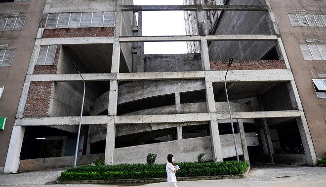 Chung cư A1.1 và A1.2 đã được bàn giao và đưa vào vận hành. Một số hạng mục như nhà để xe của 2 tòa chung cư A1.1 và A1.2 được hoạt động nhưng vẫn còn thô sơ, tạm bợ. Ảnh: Vietnamnet.