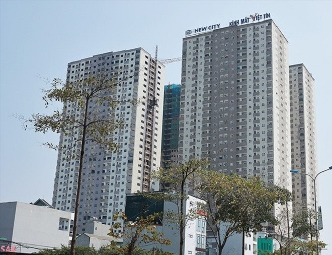 Dự án tổ hợp nhà ở xã hội và dịch vụ thương mại AZ Thăng Long (từng có tên thương mại là Bright City) vốn là dự án nhà ở thương mại. Thế nhưng trong suốt quá trình triển khai, dự án nhiều lần "đắp chiếu". Năm 2014, chủ đầu tư xin chuyển dự án này sang nhà ở xã hội để được hưởng các ưu đãi, đặc biệt là gói vay tín dụng 30.000 tỷ đồng. Ảnh: Lao Động. 