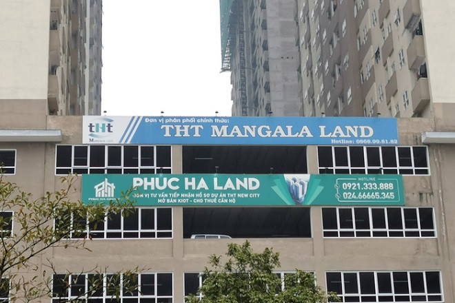 Đáng chú ý, cuối năm 2018, hàng trăm khách hàng mua nhà đã kéo tới Sở Xây dựng Hà Nội căng băng rôn với nhiều câu hỏi về trách nhiệm của cơ quan này khi dự án chậm tiến độ và về thông tin dự án không có bảo lãnh ngân hàng. Ảnh: VietnamFinance.