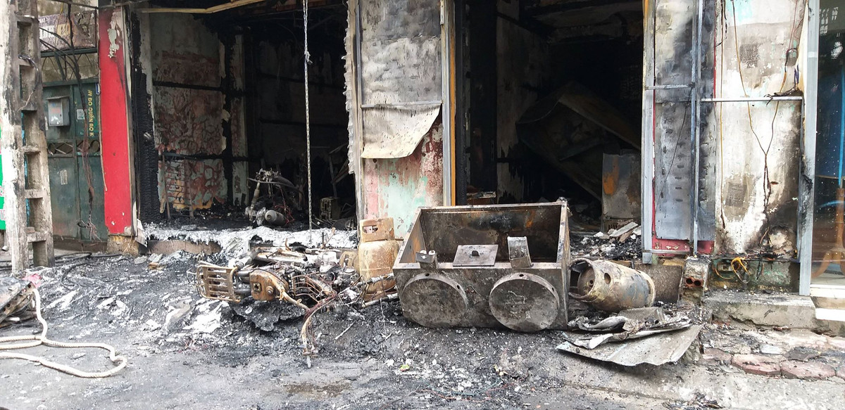 Hỏa hoạn đã làm hai người bị thương nặng và phải đưa đi bệnh viện cấp cứu. Tại hiện trường, vụ cháy đã làm toàn bộ ngôi nhà 4 tầng bị thiêu rụi.