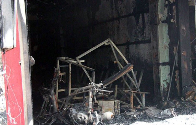 Hỏa hoạn còn khiến hai chiếc xe máy để gần đó bị cháy trơ khung.