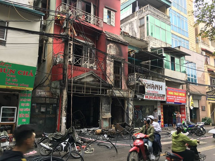 Ngôi nhà 4 tầng tan hoang sau vụ cháy. Ngoài ra, vụ cháy còn gây ảnh hưởng đến nhà bên cạnh.