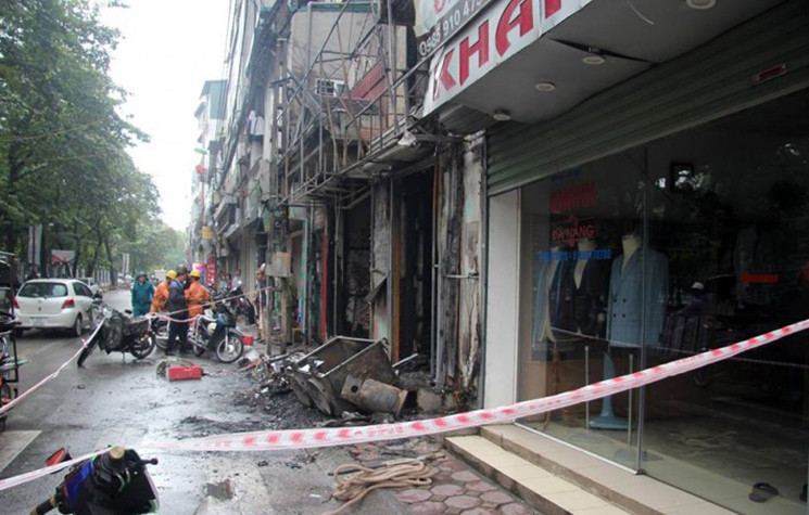 Toàn bộ khu phố dài khoảng 1km bị cắt điện, gây ảnh hưởng đến hoạt động kinh doanh.