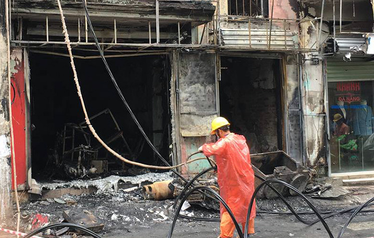 Đơn vị điện lực đang khắc phục sự cố sau đám cháy.