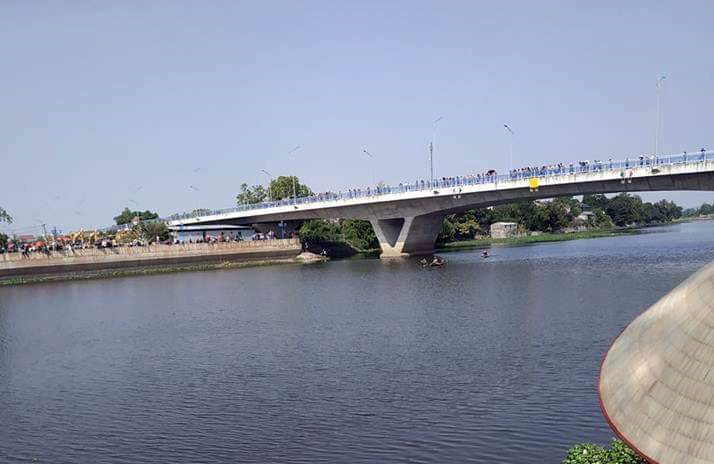 Tim thay thi the co gai mang thai 4 tuan nhay xuong song-Hinh-2