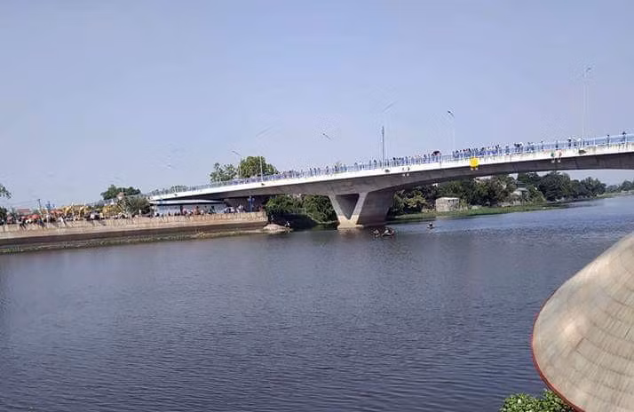 Tim thay thi the co gai mang thai 4 tuan nhay xuong song-Hinh-2