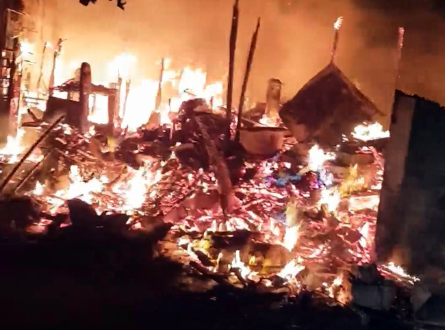 Chay du doi sat truong tieu hoc SOS, nguoi dan voi om tai san bo chay