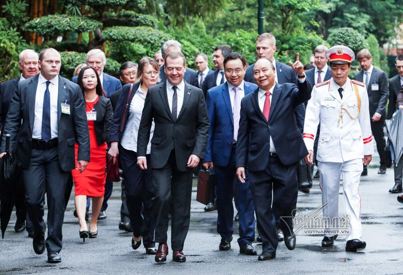 Hinh anh le don chinh thuc Thu tuong Medvedev tham Viet Nam-Hinh-9