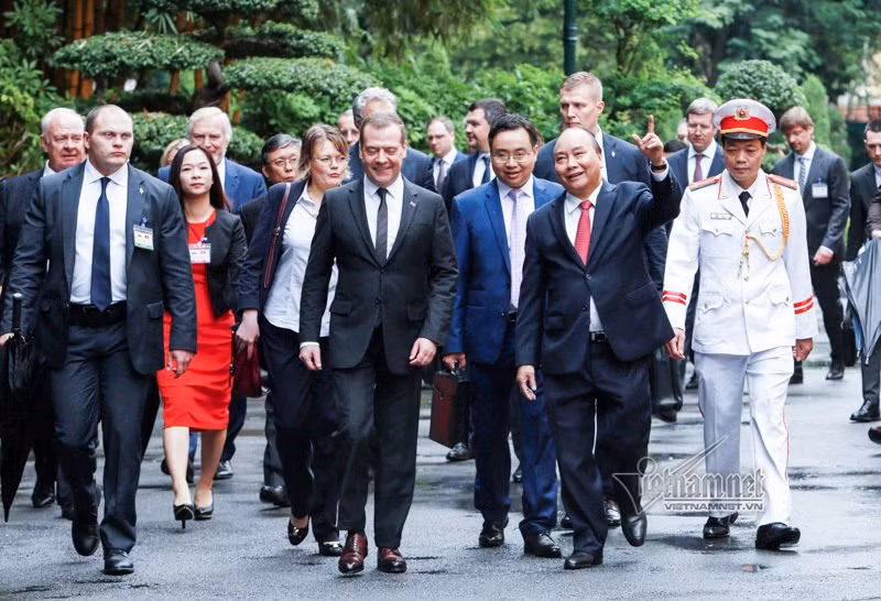 Hinh anh le don chinh thuc Thu tuong Medvedev tham Viet Nam-Hinh-9