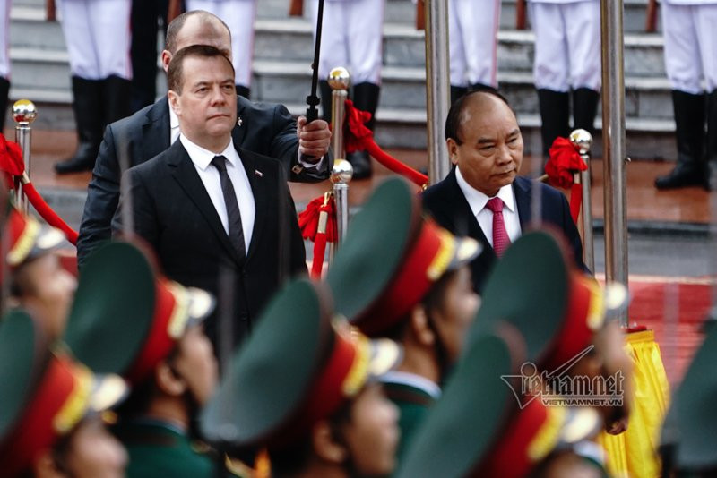 Hinh anh le don chinh thuc Thu tuong Medvedev tham Viet Nam-Hinh-4