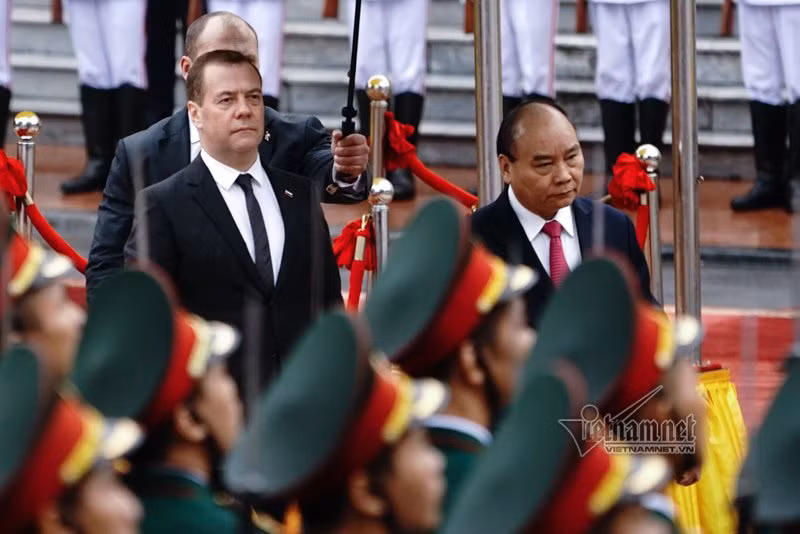 Hinh anh le don chinh thuc Thu tuong Medvedev tham Viet Nam-Hinh-4