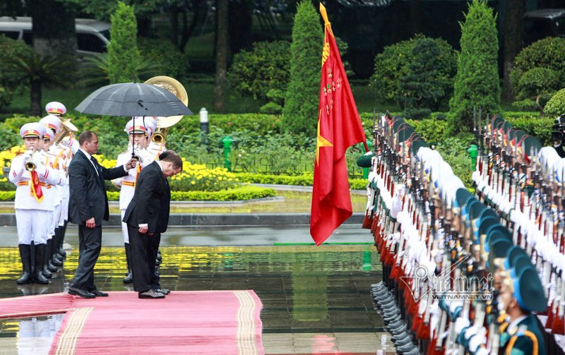 Hinh anh le don chinh thuc Thu tuong Medvedev tham Viet Nam-Hinh-5
