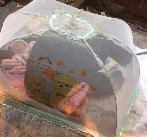 Nguoi me cho con ngu via he co dau oc khong binh thuong-Hinh-3