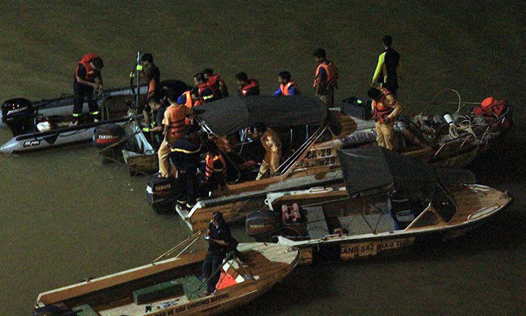 Lực lượng chức năng bắt đầu triển khai công tác tìm kiếm chiếc xe gặp nạn.