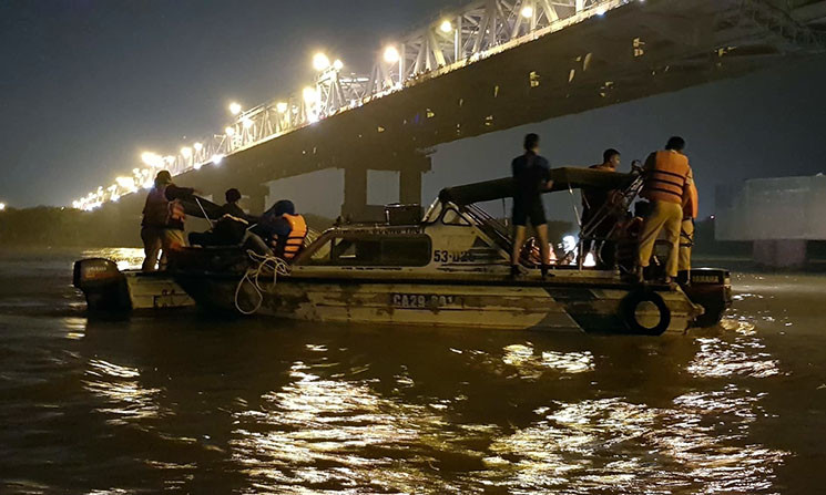 Đến 23h10 cùng ngày, lực lượng cứu hộ cứu tiếp tục rà soát, tìm kiếm chiếc ô tô gặp nạn ở Km182,5 đến 184 trên sông Hồng.