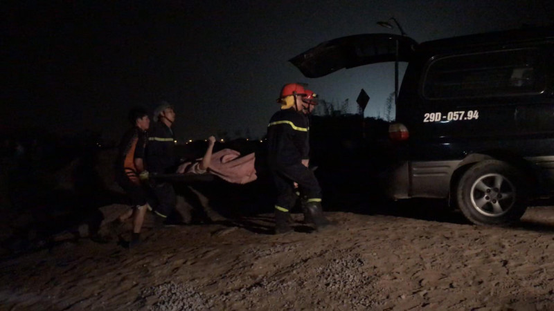 Lực lượng chức năng đưa thi thể nạn nhân về trung tâm pháp y để khám nghiệm phục vụ công tác điều tra. Hiện nguyên nhân xảy ra vụ tai nạn đang được cơ quan chức năng điều tra, làm rõ.