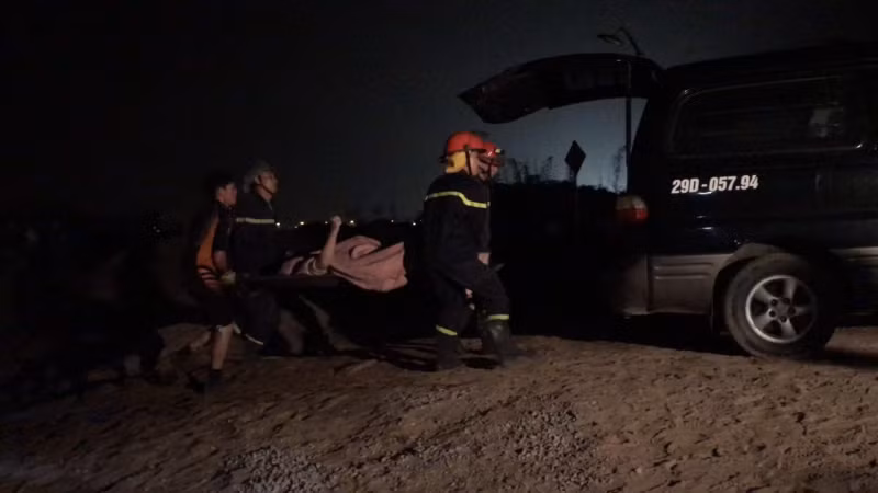 Lực lượng chức năng đưa thi thể nạn nhân về trung tâm pháp y để khám nghiệm phục vụ công tác điều tra. Hiện nguyên nhân xảy ra vụ tai nạn đang được cơ quan chức năng điều tra, làm rõ.