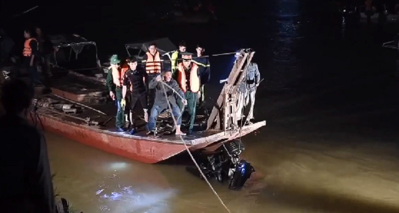 Đến đến gần 2h sáng ngày 4/11, các lực lượng đã trục với được chiếc xe gặp nạn.