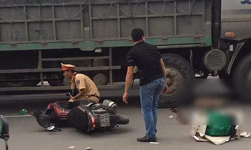 Ha Noi: Xe tai cuon nguoi dan ong di xe may chet tham-Hinh-2