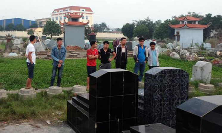 Những ngày qua, nghĩa Trang thôn Lưu (thị trấn Yên Mỹ, huyện Yên Mỹ, tỉnh Hưng Yên) xuất hiện hiện tượng hàng loạt bát hương bị kẻ lạ mặt đập phá.